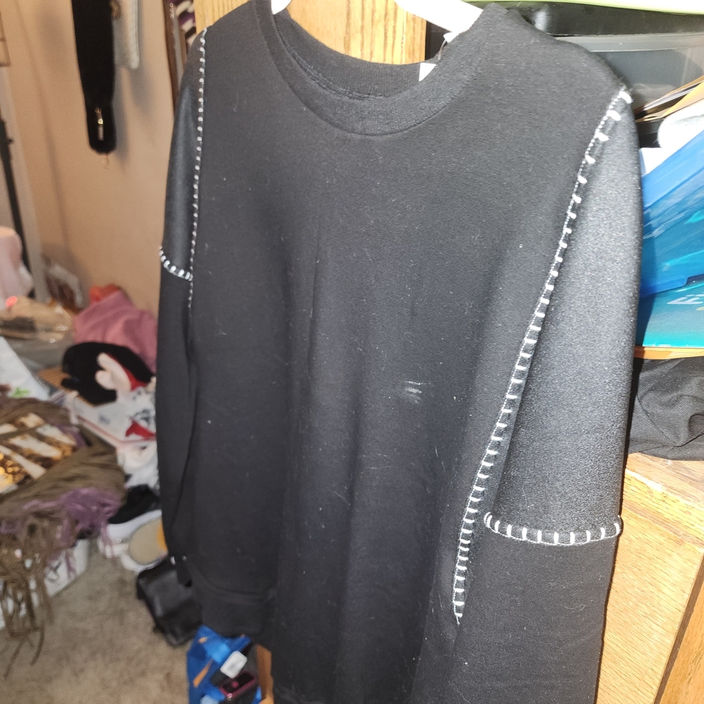 Stylish Black Crewneck Top with Contrast Stitching